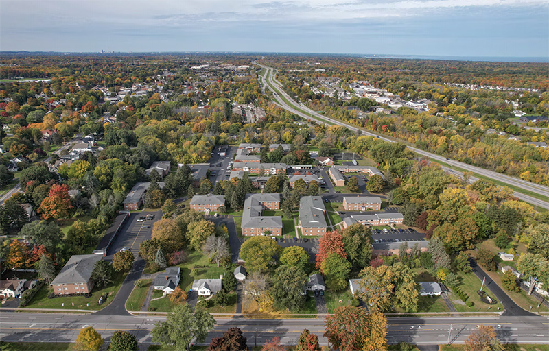 Endeavor Real Estate brokers sale of Country Manor Apartments